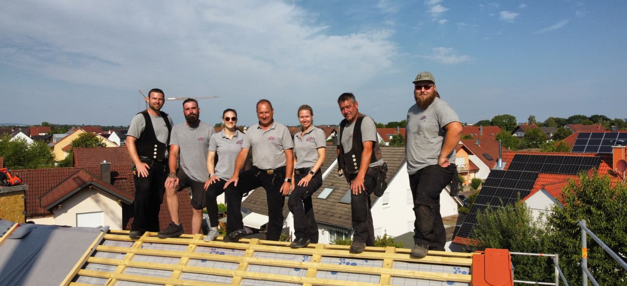 Das Team der Walter Imhof GmbH auf einem Dachstuhl in Aschaffenburg